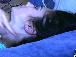 Bombero rescata a morena y cumple su fantasía de garganta profunda tras el rescate