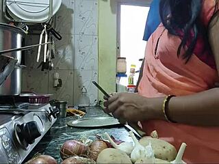 18-летняя индийская девушка трахается с деверем в жесткой кухонной тройке.