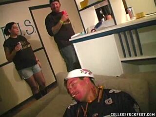 Hé, envie de voir cette salope d'étudiante sucer une bite dur ?