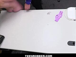 Дребната 18+ крадла Мейзи Майърс чука полицая за сделка след претърсване за ключодържател