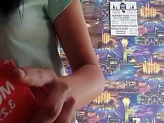 webcam girl chats and shows off her body