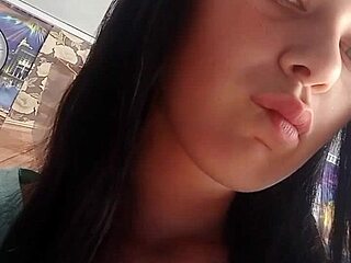 webcam girl chats and shows off her body