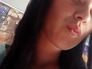 webcam girl chats and shows off her body