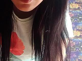 webcam girl chats and shows off her body