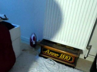 Sleduj tu děvku prostitutku jak dosáhne intenzivního orgasmu!