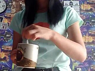 webcam girl chats and shows off her body