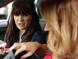 Пышногрудая 18+ девчонка получает лизание пизды от новой мачехи в жарком свидании