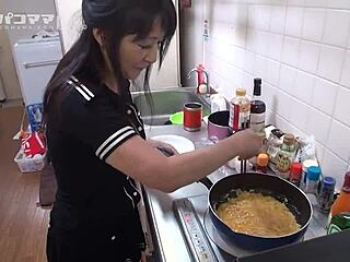 Γεια, δες την Ιαπωνική μαμά Keiko Nakayama σε καυτό 69!