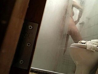 bete and her girlfriend hang out with friends.