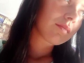 webcam girl chats and shows off her body