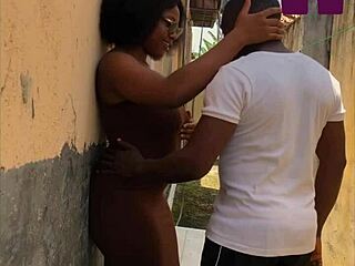 Aku tiduri tetangga baru berlekuk di halaman belakang.