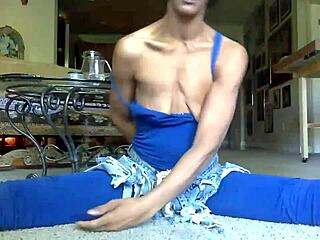 ginger mom shows inner thighs lower back shoulders saggy tits genuine smiles