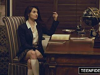 תלמידת בית ספר מישל טיילור מקבלת זרע מבפנים מהמורה בסרטון חם