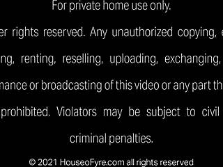 مؤخرة ضخمة لفيوليت مايرز وهي تعرض بزازها الكبيرة