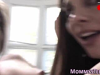 Milf Jariin Memek Menantu Muda Pertama Kali Gini?