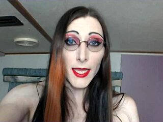 Транни мачеха подкрадывается для JOI развлечений 😈