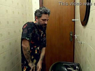 as gostosas chamaram o cara pra fazer um show de sexo ao vivo ele achou que n�o daria conta e se meteu numa grande confus�o mario aquele agatha ludovino xdemonica