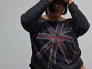 Stepmom gives erotic dance ending with blowjob