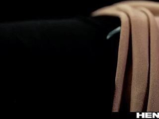 Hey, Jennifer Mendez her deliğine uzaylı canavarları alıyor, inanılır gibi değil!