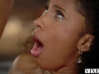 “感受我强烈的高潮，宝贝！”Olivia喷水，美丽惊人。