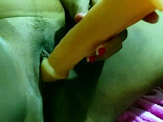 Tráiler con Suellen Santos, sensual MILF colombiana en escenas caseras