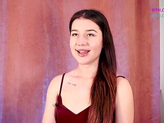 Look at that naked Jolie butt shaking