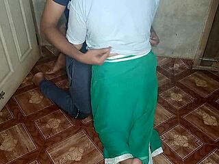 Zöldséget áruló nénike meghajlik a szobában kemény indiai baszáshoz! 🔥