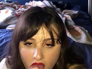 فتاة شابة 18+ بأحمر شفايف تمص وتدلك للقذف!