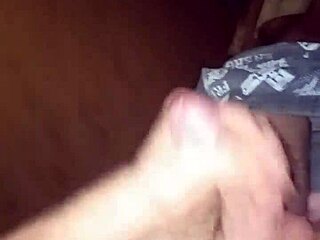 Gostosa punheta com gozada intensa