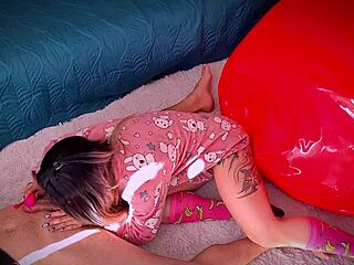 quando ficamos sozinhos, faço meu meio-irmão gozar com os pés.