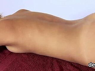 에로틱한 18+ 청년이 좁은 보지 벌려 격렬한 처녀막 파괴