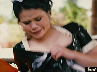 Veľkozadá slúžka dostane výprask a postriekanie semenom v divokej scéne!