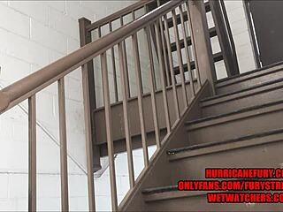 Dikke kont ebony milf spuit hard buiten op de trap met speeltje