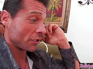 布莱恩·泰勒处理技术支持时转折，被弯腰后入式性交并射精