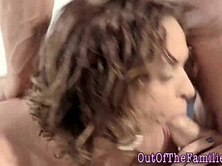 Не мога да спра да яздя тази истинска грудаста курва в секси бельо