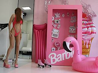 Barbie w czerwonej bieliźnie - hej, sprawdź tę oszałamiającą rudowłosą lalkę w seksownej bieliźnie na zabawę.