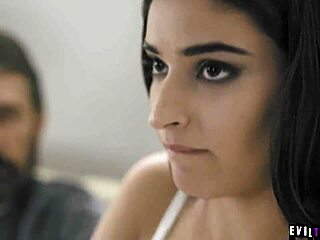 Bumm! Kegyetlen Mostohaapa Elfenekeli a Ribanc Emily Willist Durva Fegyelmezés Közben!