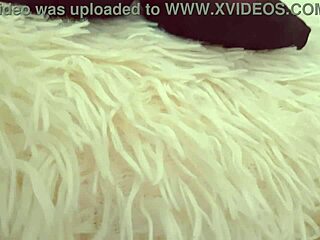 spuść się na pończochowe stopy po łaskotaniu?