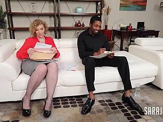 Kiéhezett milf Sara Jay veszi a dühöngő farkat nedves puncijába.