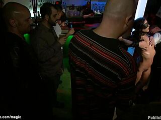 अरे, इस टैन्ड ब्रूनेट को पब्लिक में जोर से चुदते देखना चाहते हो?