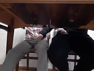 Krádeme si vzájomnú masturbáciu pod stolom v angličtine na uni, dievčatá dosahujú orgazmus!