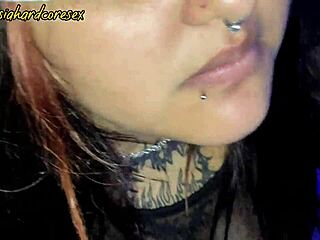 Amiga latina con antifaz y tetas grandes hace deepthroat y recibe corrida en el culo