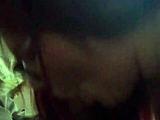 眼镜妹被大黑鸡巴搞湿透，大黑屌湿逼