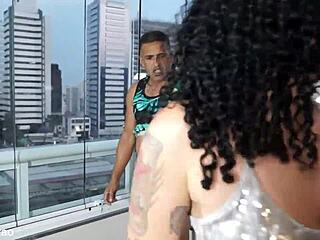 أغاثا ريس منحنية لمص كلبي وتاخذ لبن وجه في تريلر كورنينيو تريستي 2