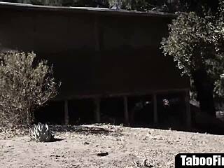 וואו, בחורה צעירה ומבולבלת נדפקה חזק על ידי מטפל מפחיד