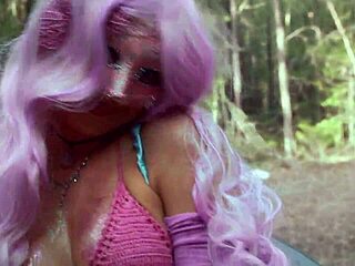 Скарлет Чейс като сладка фея получава анал в гората!