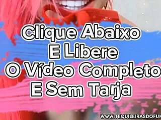 Brazilian webcam girl Débora Fantine shows sexy panties