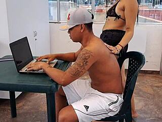 mi HERMANASTRO ESTÁ ESTRESADO Y LO AYUDO A RELAJARSE CON UNA RICA MAMADA DE SU BIG BLACK COCK EN AMATEUR HARDCORE