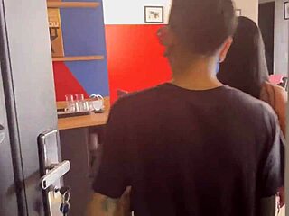 Swingers amateurs se meten en un cuarteto caliente tras un día en la piscina. Esposas morenas se turnan con mamadas y semen en la boca