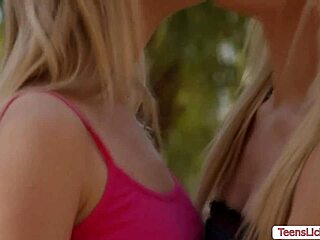 Mlada blondinka naredi rimjob svoji seksi najboljši prijateljici, kar sproži divje lezbijsko akcijo v zasebni sobi. Glej, kako se jim strdijo bradavice!